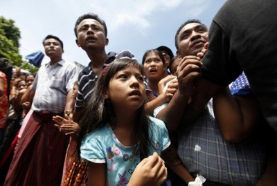 ▲ 인세인 교도소 앞에서 정치수감자들의 석방을 기다리고 있는 가족들의 모습.