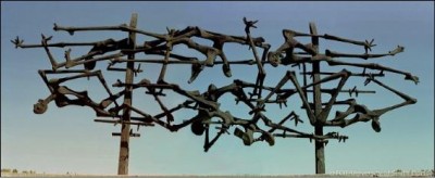 라는 제목의 유태계 유고슬라비아 조각가(Glid Nandor)의 1968년 작품. ‘다카우’는 독일에서 맨 처음 유태인 수용소가 들어선 곳이다. (http://fcit.coedu.usf.edu/Holocaust/GALLFR2/DACB03.htm)