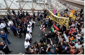 브룩클린다리 위의 경찰과 시위대(사진 출처: 뉴욕타임즈)