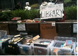기증된 도서로 운영 중인 민중 도서관