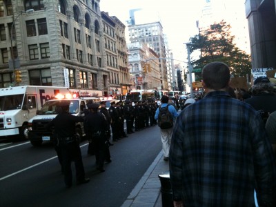 경찰이 행렬이 차도로 내려오지 못하도록 통제하고 있다.  