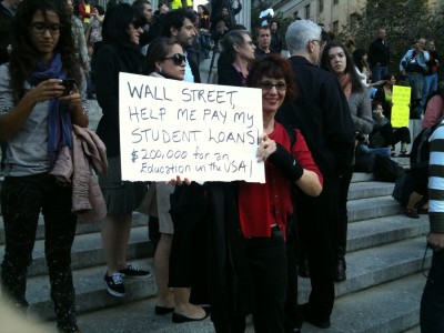 학생들의 대출을 갚아달라. 미국에서는 교육비가 20만불에 이른다. (10월 5일 집회 사진)