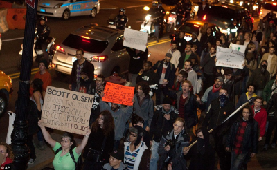 스캇 올슨에 연대하기 위한 뉴욕시민들의 행진(사진출처: AP)