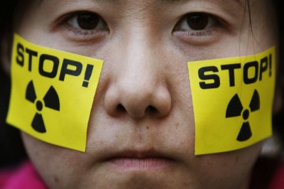 후쿠시마 원전을 소유, 운영하고 있는 동경전력 앞에서 시위하고 있는 여성.