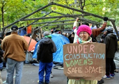‘여성들이 안전한 공간을 만드는 중’이라는 피켓. 지금 리버티스퀘어에는 타운플래닝이 진행 중이다.  (사진:occupywallst.org)