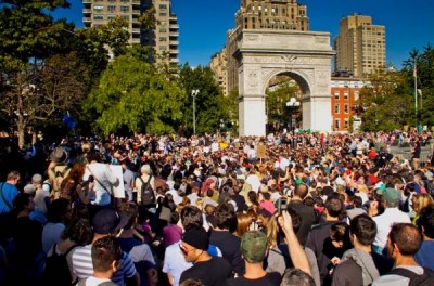 뉴욕시의 대학생과 고등학생들이 워싱턴 스퀘어로 행진을 했다. 여기서 최소한 두 개의 제너럴 어셈블리가 열렸다. (사진: Stephen O’Byrne)