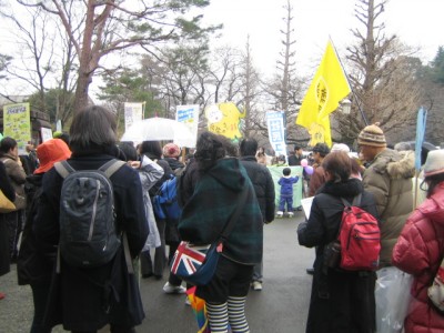17 17일 히토츠바시 앞 타마워크 모습, 여성과 아이들이 압도적으로 많다.