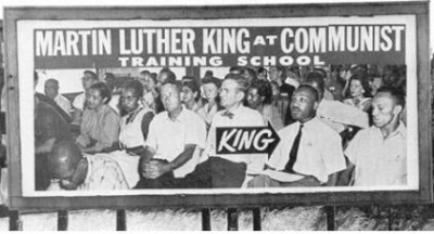 자신들이 반대하는 흑백 통합 모임에 참석했다는 이유로 마틴 루터 킹을 ‘빨갱이’로 지목한 미국 수꼴들의 선전 빌보드. 민권운동 초기인 1957년 남부 전역에 세워졌다. 이런 논리를 확장하면 노예제 비판하는 놈은 빨갱이라는 논리가 된다.