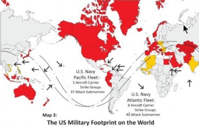 2008년 전 세계 미국 군대 배치도. 빨간색은 미군기지 내지 시설이 있는 곳. 노란 색은 기지나 시설이 들어설 예정인 곳. 화살표는 섬에 위치한 미군기지들. 세계 150여 개국에 세워진 1000개가 넘는 미군기지들과 13대의 항공모함과 근 77대의 공격형 잠수함. 미국은 전 지구의 땅과 바다를 호령하고 있다. “끝에서 끝까지 만 마일” 제국의 꿈은 실현된 지 오래다. 실점선은 미국의 위성 감시 시스템이 통상 추적하는 지역. 출처: 미 국방성 군 기지 보고서 (Base Structure Report 2008) 