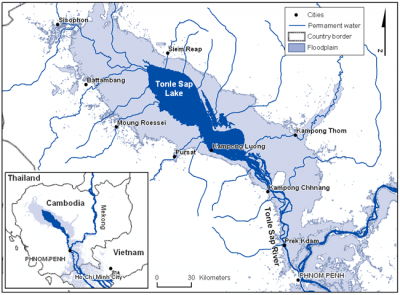 톤레삽 호수와 강. 짙은 파란색이 호수와 강 옅은 색이 범람시의 강의 범위이다