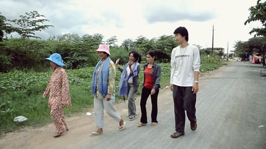 캄보디아의 철거 지역인 벙깍호를 방문했을 때 만났던 동네 주민이자 활동가들. 얼마 전 캄보디아 유혈 사태로 시끄러울 때 이들중 몇명도 연행됐다는 소식을 듣고 그들의 목소리와 내게 베풀어 준 환대가 떠올랐다.